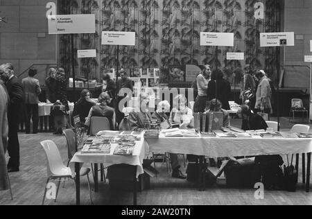 Informationsaustausch "Fresh Off the Press" in Krasnapolsky der Ausstellungsraum Zusammenfassung Datum: 6. Februar 1974 Ort: Amsterdam, Noord-Holland Schlüsselwörter: Geldbörsen, Bücher Institution Name: Krasnapolsky Stockfoto