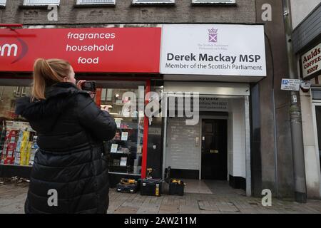 Das Wahlkreisbüro von Renfrew von Schottlands Finanzsekretär Derek Mackay, der mit sofortiger Wirkung zurückgetreten ist, nachdem Vorwürfe aufgekommen waren, dass er Hunderte von Nachrichten an einen 16-jährigen Jungen gesendet habe. Stockfoto