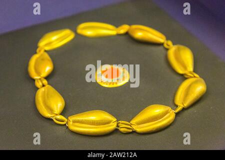 Ägypten, Kairo, Ägyptisches Museum, aus Dashur: Gürtel mit Perlen (jetzt fehlen) und goldenen Muscheln. Stockfoto