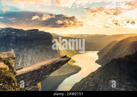 02/09-17, Trolltunga, Norwegen. Ein Mann legt sich am Rande der Trolltunga hinab. Der Abfall beträgt 700 m. Stockfoto