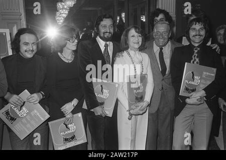 Der Start der LP des Musicals What a Planet Überblick über die Präsentation der LP. Von links nach rechts. ?, Ronny Bierman, Produzent John Crane, Conny Stuart, Willem Nijholt Datum: 17. Dezember 1973 Schlagwörter: Schauspieler, Schauspielerinnen, Platten, Musicals, Sänger, Sänger Personenname: Bierman, Ronny, Nijholt, William Stuart, Conny Stockfoto