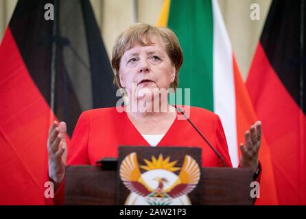 Pretoria, Südafrika. Februar 2020. Bundeskanzlerin Angela Merkel (CDU) spricht auf einer Pressekonferenz mit dem Präsidenten Südafrikas vor Medienvertretern. Bis zum 7. Februar 2020 wird die Kanzlerin Südafrika und die Republik in Richtung angolanische Länder besuchen. Credit: Kay Nietfeld / dpa / Alamy Live News Stockfoto