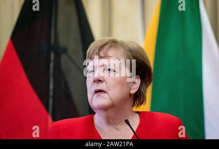 Pretoria, Südafrika. Februar 2020. Bundeskanzlerin Angela Merkel (CDU) spricht auf einer Pressekonferenz mit dem Präsidenten Südafrikas vor Medienvertretern. Bis zum 7. Februar 2020 wird die Kanzlerin Südafrika und die Republik in Richtung angolanische Länder besuchen. Credit: Kay Nietfeld / dpa / Alamy Live News Stockfoto