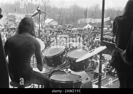 Jugend für Vietnam-Pop-Festival im Amsterdamer Wald Übersicht vom Podium Datum: 29. April 1972 Ort: Amsterdam, Noord-Holland Schlagwörter: Popfestivals, Popstars Stockfoto