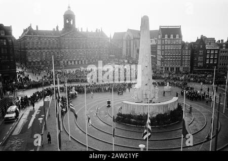 Memorial Day am National Monument am Dam Square in Amsterdam Überblick vom Hotel Krasnapolsky Datum: 4. Mai 1975 Lage: Amsterdam, Noord-Holland Schlüsselwörter: Kill Memorial, cityscapes Stockfoto