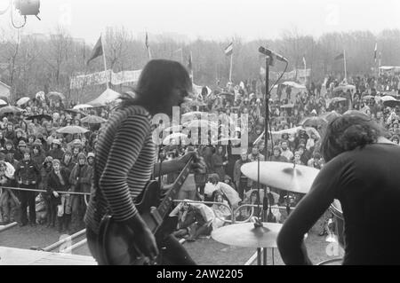 Jugend für Vietnam-Pop-Festival im Amsterdamer Wald Übersicht vom Podium Datum: 29. April 1972 Ort: Amsterdam, Noord-Holland Schlagwörter: Popfestivals, Popstars Stockfoto