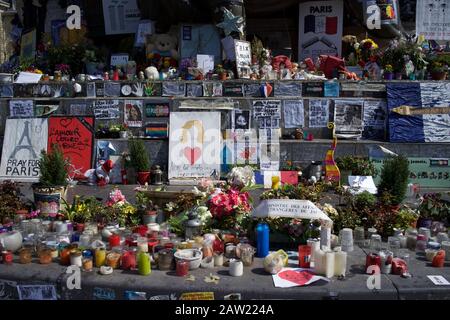 Handschriftliche Nachrichten, Kerzen und Blumen auf Stufen der Marianne-Statue, nach Pariser Terroranschlägen, Place de la République, Paris, Frankreich - April 2016 Stockfoto