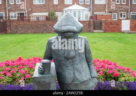 The Headland, Hartlepool, Großbritannien. Die Statue des berühmten Comic-Strip-Zeichens Andy Capp (geschaffen von Hartlepool Reg Smythe). Stockfoto