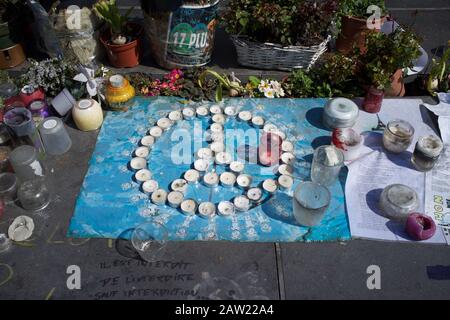 Kerzen in Form des Eiffelturms, in Erinnerung an die Anschläge von Paris und Brüssel, Place de la République, Paris, Frankreich - April 2016 Stockfoto