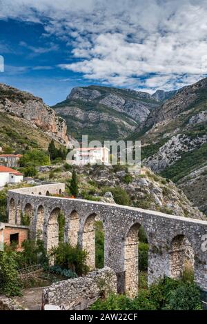 Aquädukt aus dem 17. Jahrhundert, Blick von der oberen Festung in der mittelalterlichen befestigten Stadt Stari Bar, Montenegro Stockfoto