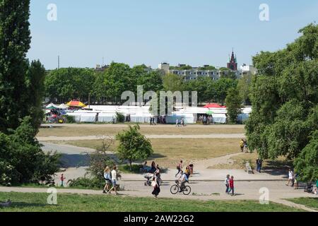 Berlin, DEUTSCHLAND - 27. MAI 2018: Peopl im Berliner Mauerpark neben dem beliebten Flohmarkt, der jeden Sonntag in diesem Park eingerichtet wird Stockfoto