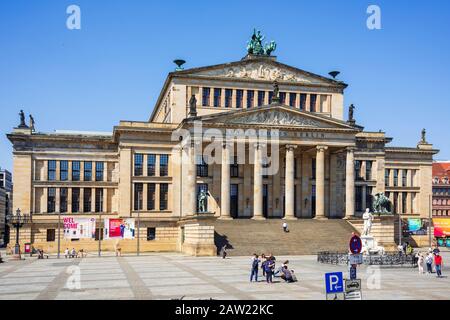 BERLIN, DEUTSCHLAND - 25. MAI 2018: Blick auf den Gendarmenmarkt in Berlin, Deutschland, und dem Konzerthaus Berlin Gebäude Stockfoto