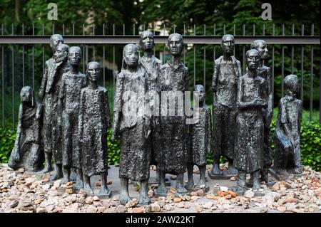 Berlin, DEUTSCHLAND - 27. MAI 2018: Blick auf die bildhauerische Gruppe Judische Opfer des Faschismus, auf dem Denkmal jüdischer Friedhof in Berlin, Deutschland, als A. Stockfoto