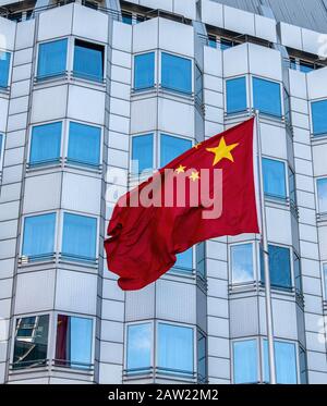 Chinesische Botschaft. Weißes modernes Betongebäude und rote gelbe Flagge Chinas in Berlin, Deutschland Stockfoto