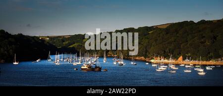 Fowey, ausgesprochen FOY oder in Cornish als Fowydh, ('Buche Bäume') ist eine kleine Stadt und Frachthafen an der Mündung des Flusses Fowey im Süden Cornwalls Stockfoto