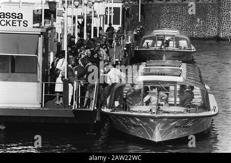 Die Ostermassen beginnen richtig zu erlöschen, Nummer und 2 drücken für die Kanalboote, Nummer 3 und 4 im VVV-Datum: 15. April 1981 Ort: Amsterdam, Noord-Holland Schlüsselwörter: Kanalbboote Stockfoto