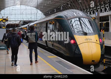 Passagiere, die sich an Bord des Zugs Der Great Western Railways am Paddington Station London vorbereiten Stockfoto