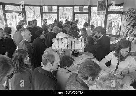 Ostermengen im Fremdenverkehrsamt auf dem Bahnhofsplatz, Amsterdam Datum: 4. April 1969 Ort: Amsterdam, Noord-Holland Institution Name: Tourist Stockfoto