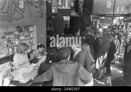 Ostermengen im Fremdenverkehrsamt auf dem Bahnhofsplatz, Amsterdam Datum: 4. April 1969 Ort: Amsterdam, Noord-Holland Institution Name: Tourist Stockfoto