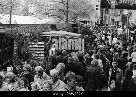 Die Ostermassen in Amsterdam drückten den Blumenmarkt am Singel Date: 18. April 1981 Ort: Amsterdam, Noord-Holland Schlüsselwörter: Blumen, Markt Stockfoto