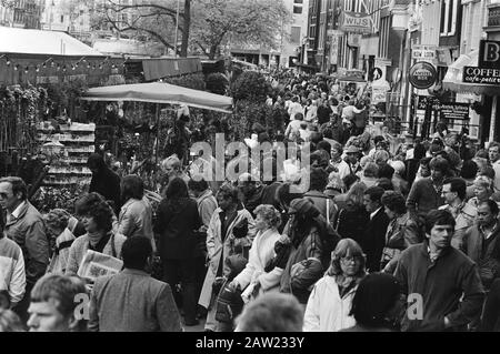 Die Ostermassen in Amsterdam drückten den Blumenmarkt am Singel Date: 18. April 1981 Ort: Amsterdam, Noord-Holland Schlüsselwörter: Blumen, Markt Stockfoto