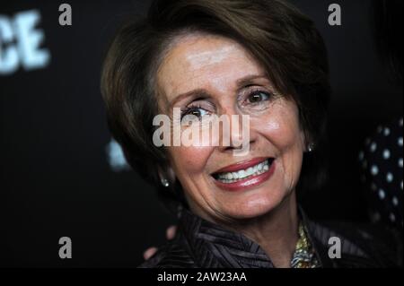 Manhattan, Vereinigte Staaten Von Amerika. März 2013. NEW YORK, NY - MÄRZ 21: Nancy Pelosi besucht die New Yorker Premiere der HBO-Dokumentation Fall to Grace im Time Warner Center Screening Room am 21. März 2013 in New York City. Personen: Nancy Pelosi Transmission Ref: MNC Stockfoto