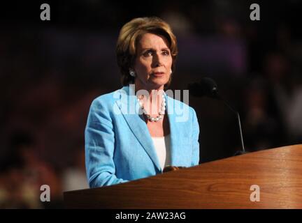 Charlotte, Vereinigte Staaten Von Amerika. September 2012. CHARLOTTE, NC - 5. SEPTEMBER: Bill Clinton während der Demokratischen Nationalkonvention 2012 im Time Warner Center am 5. September 2012 in Charlotte, North Carolina Personen: Nancy Pelosi Transmission Ref: MNC1 Stockfoto