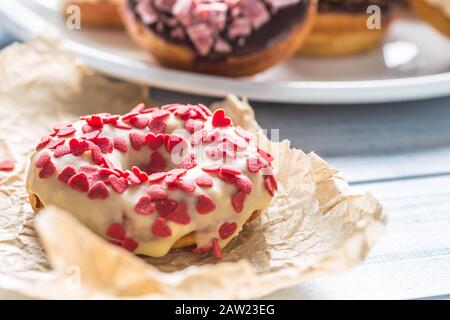 Süß glasierte Donuts auf dem Tisch - Nahaufnahme. Stockfoto