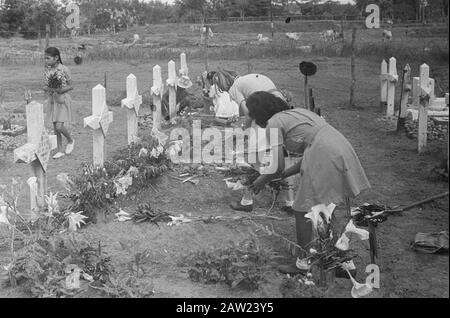 Dr. Mansur nach Medan (Wali Negara Soematera Timur); Weihnachtsfeiern 3.4-i R.I. Kanuplateau; Militärkrankenhaus; Blumenschmuck für Grab-Pfadfinder und Mädchen-Pfadfinder legen Blumen auf die Gräber. Datum: 25.Dezember 1947 Ort: Indonesien Niederländische Ostindien Stockfoto