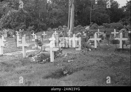 Dr. Mansur nach Medan (Wali Negara Soematera Timur); Weihnachtsfeiern 3.4-i R.I. Kanuplateau; Militärkrankenhaus; Blumenschmuck für Grab-Pfadfinder und Mädchen-Pfadfinder legen Blumen auf die Gräber. Datum: 25.Dezember 1947 Ort: Indonesien Niederländische Ostindien Stockfoto