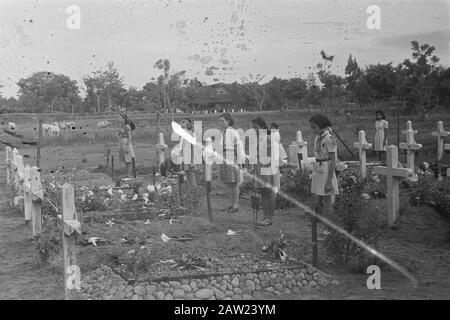 Dr. Mansur nach Medan (Wali Negara Soematera Timur); Weihnachtsfeiern 3.4-i R.I. Kanuplateau; Militärkrankenhaus; Blumen-Tribut an Dig Boy Scouts und Girl Scouts halten eine Schweigeminute am Gräber Datum: 25. Dezember 1947 Ort: Indonesien Niederländische Ostindien Stockfoto