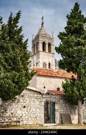 Kirche im Kloster Rezevici, Serbisch-orthodoxen Kloster, im zyzischen Stil, in der Nähe von Budva, Montenegro Stockfoto