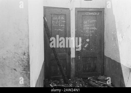 Palembang Palembang: In einem teilweise zerstörten Haus wurden auf zwei Türinschriften gefunden, die so übersetzt haben: (Links) Es ist nur, dass alle Menschen gleiches Leben und (rechts) Vorsicht walten lassen. Gefängnis für Menschen, die für das Vaterland gefährlich sind. Hinter der rechten Tür befindet sich ein kleiner Raum von 1 x 2 m. Die als Folterkammer in Gebrauch war. Ein leeres Patronengehäuse und ein Einschussloch in der Wand deuteten darauf hin, dass auch hier eine Ausführung stattgefunden hatte. Datum: August 1947 Ort: Indonesien, Niederländische Ostindien, Palembang, Sumatra Stockfoto