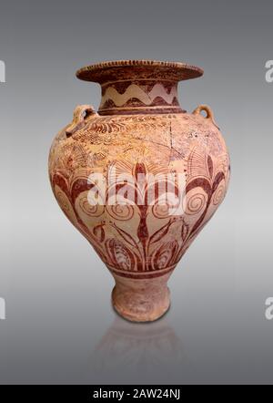 Minoische, im Palaststil gehaltene, mit Lehm verzierte Gläser aus dem Knossos-Isopata 'Königgrätz' 1600-1500 v. Chr., Archäologisches Museum Heraklion, grauer Hintergrund. Stockfoto