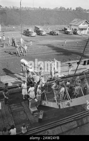 Südabfahrt 7. R.S.F. Palembang Palembang: Um 7 RS zu sammeln, die indische Zeit, als sie sich gesetzt hat und nach Hause zurückgekehrt ist, fuhr das Troopschiff Southern Palembang fort. Während der Einschiffung. Anmerkung: Subject 3rd (7th) Battalion Regiment Stoottroepen (3 (7) RS) Datum: 25. März 1948 Ort: Indonesien, Indonesien, Niederländisch-Ostindien Stockfoto