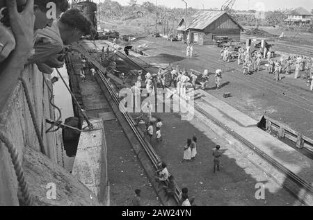 Südabfahrt 7. R.S.F. Palembang Palembang: Um 7 RS zu sammeln, die indische Zeit, als sie sich gesetzt hat und nach Hause zurückgekehrt ist, fuhr das Troopschiff Southern Palembang fort. Während der Einschiffung. Anmerkung: Subject 3rd (7th) Battalion Regiment Stoottroepen (3 (7) RS) Datum: 25. März 1948 Ort: Indonesien, Indonesien, Niederländisch-Ostindien Stockfoto