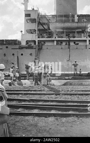 Südabfahrt 7. R.S.F. Palembang Palembang: Um 7 RS zu sammeln, die indische Zeit, als sie sich gesetzt hat und nach Hause zurückgekehrt ist, fuhr das Troopschiff Southern Palembang fort. Während der Einschiffung. Anmerkung: Subject 3rd (7th) Battalion Regiment Stoottroepen (3 (7) RS) Datum: 25. März 1948 Ort: Indonesien, Indonesien, Niederländisch-Ostindien Stockfoto