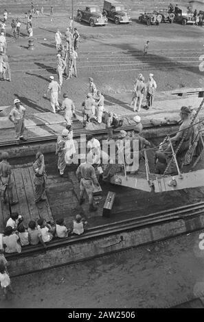 Südabfahrt 7. R.S.F. Palembang Palembang: Um 7 RS zu sammeln, die indische Zeit, als sie sich gesetzt hat und nach Hause zurückgekehrt ist, fuhr das Troopschiff Southern Palembang fort. Während der Einschiffung. Anmerkung: Subject 3rd (7th) Battalion Regiment Stoottroepen (3 (7) RS) Datum: 25. März 1948 Ort: Indonesien, Indonesien, Niederländisch-Ostindien Stockfoto