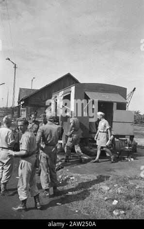 Südabfahrt 7. R.S.F. Palembang Palembang: Um 7 RS zu sammeln, die indische Zeit, als sie sich gesetzt hat und nach Hause zurückgekehrt ist, fuhr das Troopschiff Southern Palembang fort. In der Anmerkung: Subject 3rd (7th) Battalion Regiment Stoottroepen (3 (7) RS) Datum: 25. März 1948 Ort: Indonesien, Indonesien, Niederländisch-Ostindien Stockfoto