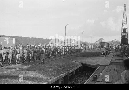 Südabfahrt 7. R.S.F. Palembang Palembang: Um 7 RS zu sammeln, die indische Zeit, als sie sich gesetzt hat und nach Hause zurückgekehrt ist, fuhr das Troopschiff Southern Palembang fort. Während der Einschiffung. Anmerkung: Subject 3rd (7th) Battalion Regiment Stoottroepen (3 (7) RS) Datum: 25. März 1948 Ort: Indonesien, Indonesien, Niederländisch-Ostindien Stockfoto