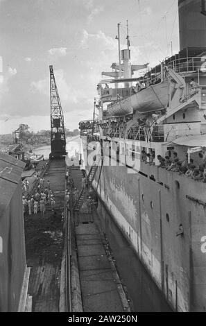 Südabfahrt 7. R.S.F. Palembang Palembang: Um 7 RS zu sammeln, die indische Zeit, als sie sich gesetzt hat und nach Hause zurückgekehrt ist, fuhr das Troopschiff Southern Palembang fort. Während der Einschiffung. Anmerkung: Subject 3rd (7th) Battalion Regiment Stoottroepen (3 (7) RS) Datum: 25. März 1948 Ort: Indonesien, Indonesien, Niederländisch-Ostindien Stockfoto