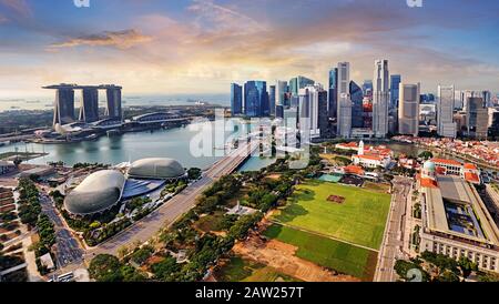 Singapur Stadt panoranora bei Sonnenaufgang mit Marina Bay Stockfoto