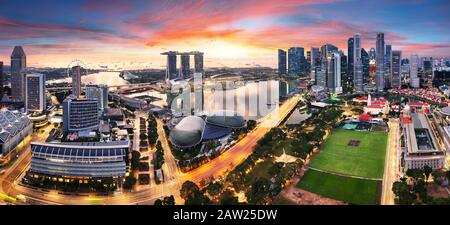 Singapur Stadt panoranora bei Sonnenaufgang mit Marina Bay Stockfoto