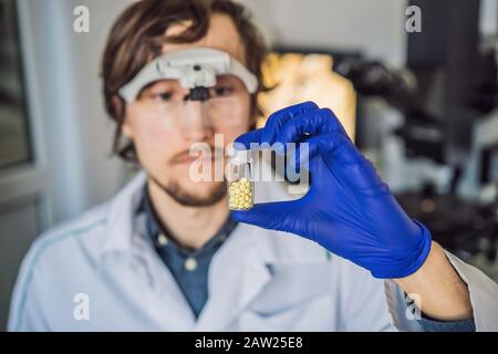 Ein Arzt oder Wissenschaftler in einem Labor hält Medikamente für Kinder oder ältere Menschen oder heilt Tierseuchen. Konzept: Krankheiten, Medizin, Wissenschaft Stockfoto