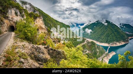 Tunnel auf der Straße von Pivska Planina, Durmitor Berge zum Pivsko jezero künstlichen See, am Piva Fluss, Stadt Pluzine im Dist, Montenegro Stockfoto