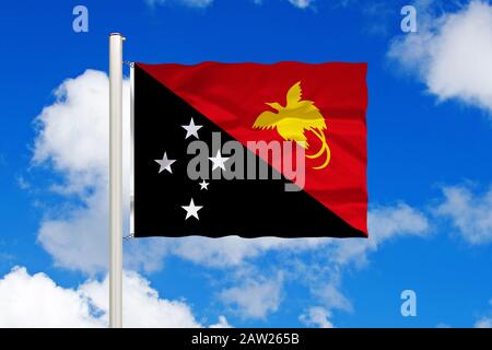 Flagge Papua-Neuguineas vor blauem bewölktem Himmel, Papua-Neuguinea Stockfoto