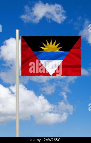 Flagge von Antigua und Barbuda vor blauem bewölktem Himmel, Antigua und Barbuda Stockfoto