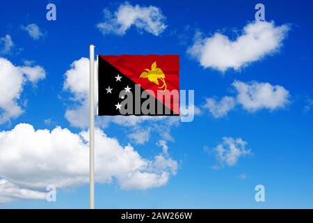 Flagge Papua-Neuguineas vor blauem bewölktem Himmel, Papua-Neuguinea Stockfoto