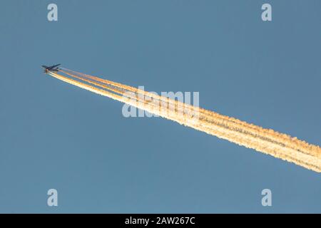 Airbus A 380 mit großen Kondensationswegen bei Sonnenuntergang, Deutschland, Bayern, Isental Stockfoto