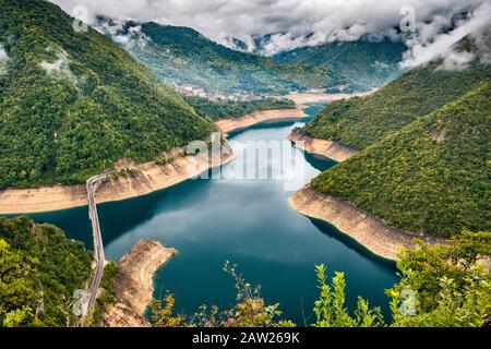 Pivsko jezero, künstlicher See am Fluss Piva, Stadt Pluzine im Dist, von der Straße, die von den Bergen Pivska Planina und Durmitor, Montenegro, absteigt Stockfoto